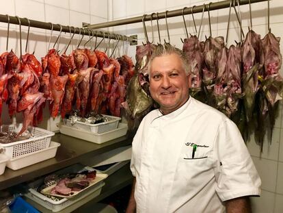 EL COCINERO PEPE FERRER EN SUS CÁMARAS DE PESCADO, TODOS CON LA VITOLA PEIX NOSTRUM