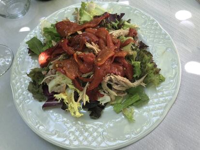 Su comedor en invierno es uno de los más frecuentados por aquellos que buscan disfrutar de una cocina típica de la zona, centrada en guisos y carnes, además de platos de caza, acompañados del calor del fuego de la chimenea. (Ensalada de perdiz)