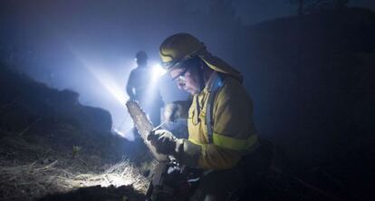 Un operario del Infoca limpia una motosierra tras el fuego de Bédar.