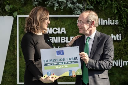 La alcaldesa de Valencia, María José Catalá, recibe de manos del director general adjunto de Medio Ambiente de la Comisión Europea, Patrick Child, la etiqueta de Ciudad Misión en un acto celebrado este viernes en el Palau de la Música.