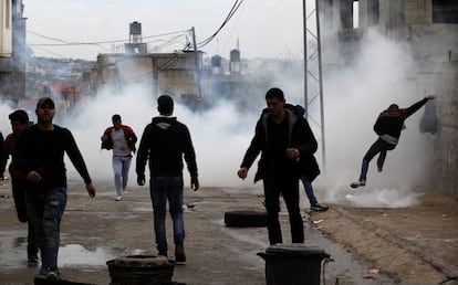 Palestinos se ponen a salvo del gas lacrimógeno lanzado por los soldados israelíes durante una operación del Ejército sionista en la población de Al Yamun, cerca de Yenín.
