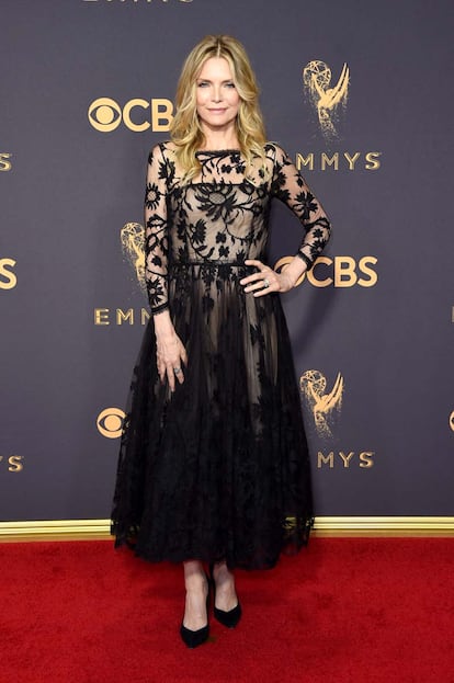 Michelle Pfeiffer eligió un elegante vestido negro de también de Oscar de la Renta.