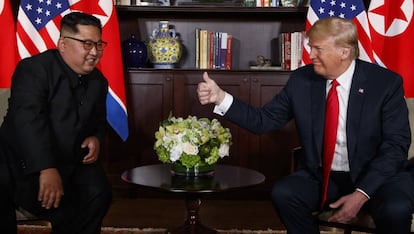 Donald Trump hace un gesto al líder norcoreano, Kim Jong-un durante su reunión en Singapur.