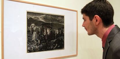 Un hombre observa uno de los grabados clásicos de la exposición 'Cerdeña indescifrable. El signo grabado' en el Museo de Bellas Artes de Bilbao.