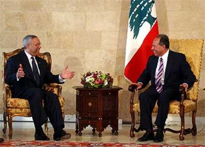 Colin Powell dialoga con el presidente libanés Emile Lahoud en Beirut.