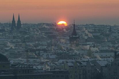 El sol se eleva sobre los tejados cubiertos de nieve del centro de Praga, el 12 de febrero de 2021, mientras las temperaturas bajan a 17 grados bajo cero en la capital checa.