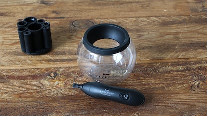 Limpiadores para brochas de maquillaje sobre una mesa de madera.