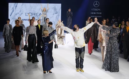 La soprano Beatriz Díaz y la atleta Ruth Beitia toman de la mano a Juan Carlos Mesa, director creativo de Angel Schlesser, en su desfile en Mercedes-Benz Fashion Week Madrid en abril de 2021.