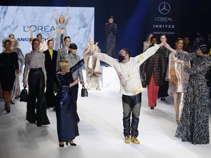 La soprano Beatriz Díaz y la atleta Ruth Beitia toman de la mano a Juan Carlos Mesa, director creativo de Angel Schlesser, en su desfile en Mercedes-Benz Fashion Week Madrid en abril de 2021.