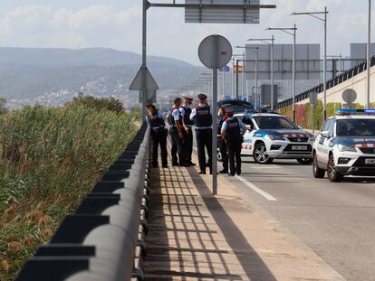 Agentes de los Mossos en el lugar donde se ha encontrado un cuerpo, al parecer del hombre que mató a su hijo en un hotel de Barcelona el pasado agosto.