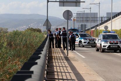 Agentes de los Mossos en el lugar donde se ha encontrado un cuerpo, al parecer del hombre que mató a su hijo en un hotel de Barcelona el pasado agosto.