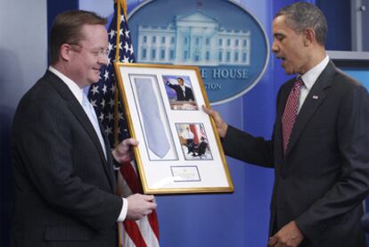 El presidente Obama entrega a Robert Gibbs la corbata que le prestó cuando era candidato.