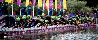 Las atletas comienzan el triatlón.