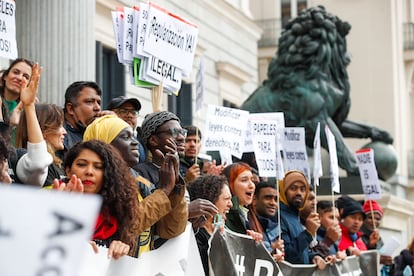 Representantes de más de 900 organizaciones concentradas en el exterior del Congreso en diciembre de 2022 con motivo de su entrega de cajas con firmas para la regularización extraordinaria de personas migrantes. 
