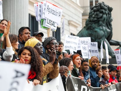 Representantes de más de 900 organizaciones concentradas en el exterior del Congreso en diciembre de 2022 con motivo de su entrega de cajas con firmas para la regularización extraordinaria de personas migrantes.