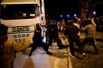 Incidentes en la entrada de MercaMalaga, donde la policía ha cargado contra un piquete.