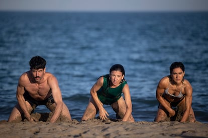 Ensayos en la playa de Guadalmar con parte del equipo creativo.