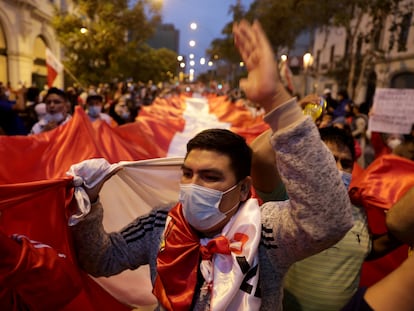 Simpatizantes de Pedro Castillo marchan en Lima, Perú en junio de 2021.