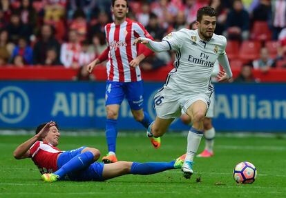 Mateo Kovacic (d) se adelanta con el esférico ante una entrada de Duje Cop.