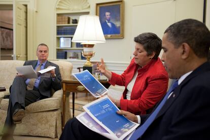 El presidente de EE UU, Barack Obama, la secretaria de Seguridad Nacional, Janet Napolitano y otros miembros de la administración, durante la reunión para evaluar la marea negra del Golfo de México.