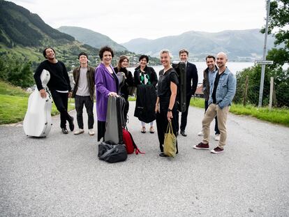 El violonchelista Sheku Kanneh-Mason (primero por la izquierda) junto a la violista Tabea Zimmermann (tercera por la izquierda), la chelista Julia Hagen y la clarinetista Sharon Kam y el violinista James Ehnes, entre otros solistas en la edición 2023 del Festival de Rosendal.