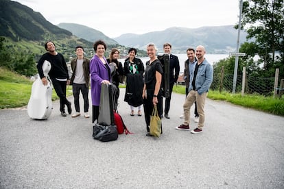 El violonchelista Sheku Kanneh-Mason (primero por la izquierda) junto a la violista Tabea Zimmermann (tercera por la izquierda), la chelista Julia Hagen y la clarinetista Sharon Kam y el violinista James Ehnes, entre otros solistas en la edición 2023 del Festival de Rosendal.