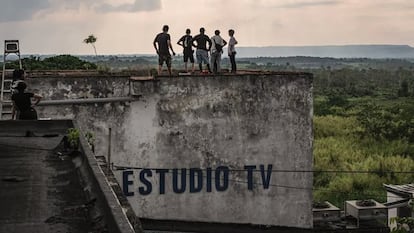 Estudiantes de la Escuela Internacional de Cine y Televisión de San Antonio de los baños en el centro educativo.