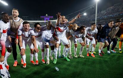 Kylian Mbappe celebra con sus compañeros el pase a semifinales de la Champions League.