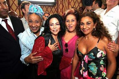 De izquierda a derecha, la cantante Teresa Caturla; la gerente del cabaret Las Vegas, Olga Navarro; la cantante Soledad Delgado, y Lolita, durante el homenaje realizado a Lola Flores en La Habana.