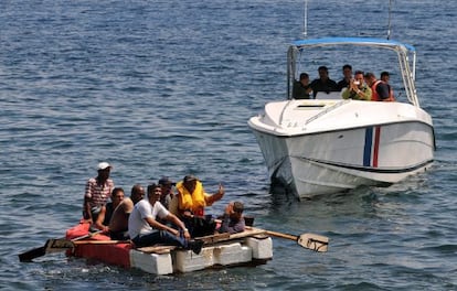 Guardacostas de EE UU detienen a un grupo de balseros cubanos.