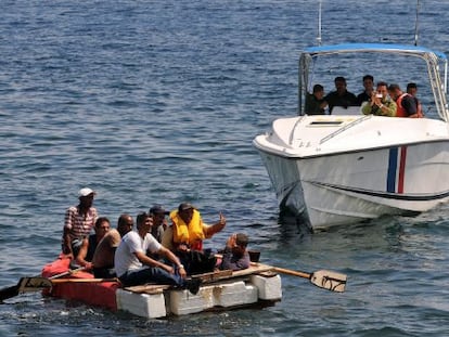 Guardacostas de EE UU detienen a un grupo de balseros cubanos.