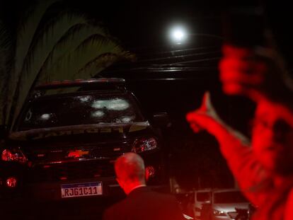 Un hombre señala la patrulla de la Policía Federal dañado por las granadas y los disparos afuera de la casa en la que se atrincheraba el político bolsonarista Roberto Jefferson, el 23 de octubre.