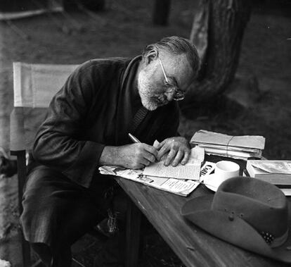 Escribiendo en el campamento durante uno de sus viajes a África. La serie, de las realizadas por Earl Theisen para "Look", fijaron la imagen del escritor.