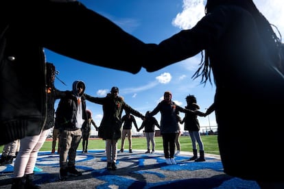 Em homenagem aos 14 alunos e três adultos que foram assassinados no massacre no instituto Stoneman Douglas, em Parkland. Na fotografia, os alunos participam do movimento organizado em nível nacional para protestar contra a violência por armas de fogo, em Washington.