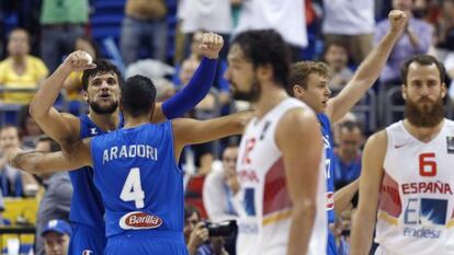 Los jugadores de Italia celebran la victoria ante España.