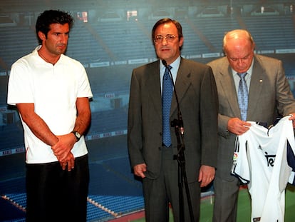 Luis Figo, acompañado por el presidente del Real Madrid,Florentino Pérez, y Alfredo Di Stefano, durante su presentación, como nuevo jugador del Real Madrid.