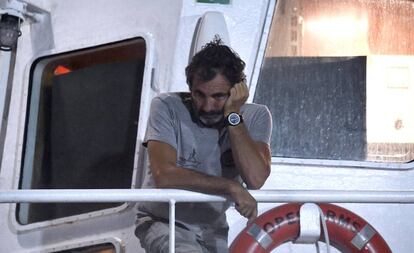 El fundador de la ONG Proactiva Open Arms, Óscar Camps, este miércoles durante el desembarco en Lampedusa.