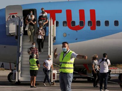 Pasajeros desembarcando de un avión de TUI.