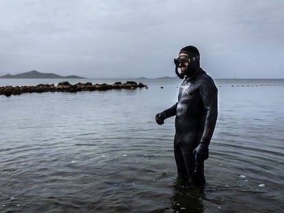 Emilio Cortés Melendreras toma muestras de nacras en el Mar Menor.