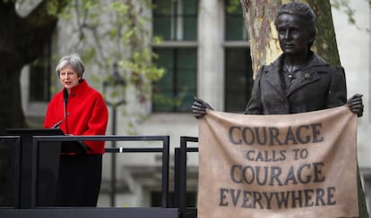 La primera ministra Theresa May este martes en la inauguración de la estatua de la sufragista Millicent Fawcett en la plaza del Parlamento Británico, en Londres.