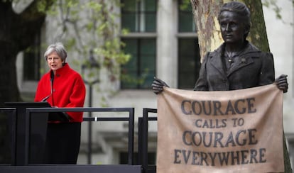 La primera ministra Theresa May este martes en la inauguracin de la estatua de la sufragista Millicent Fawcett en la plaza del Parlamento Britnico, en Londres.