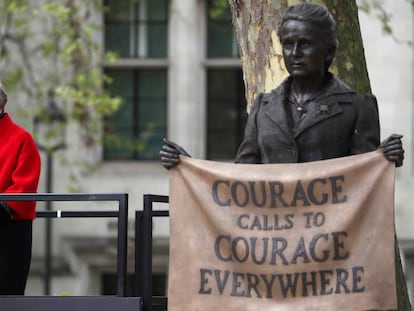 La primera ministra Theresa May este martes en la inauguración de la estatua de la sufragista Millicent Fawcett en la plaza del Parlamento Británico, en Londres.