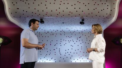 Almudena Ariza interviews Xavier Mitjana, an expert in artificial intelligence, in an image from 'Alter Ego'.