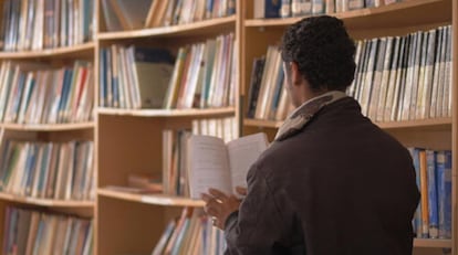 Ali, un exniño soldado de 16 años, lee un libro en una biblioteca pública en Yemen, en marzo de 2021.