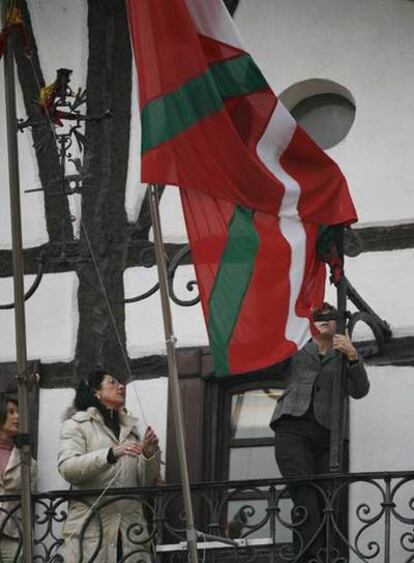 Otaola retira la <i>ikurriña </i>del Ayuntamiento de Lizartza tras quemar los radicales la bandera española en diciembre de 2007.