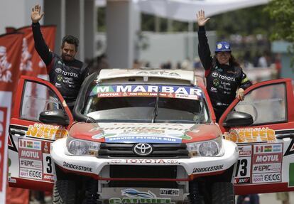 Alicia Reina y Carlos Dante Pelayo, de Toyota, saludan durante la inauguracin del Rally Dakar 2018 en Lima (Per).