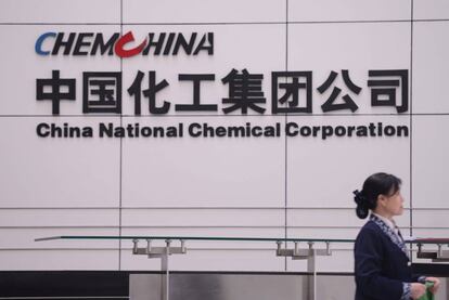Una mujer frente a la recepción de ChemChina en Pekín