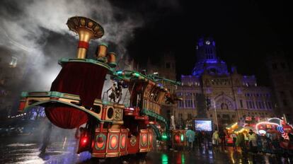 Una de las carrozas de la cabalgata de Reyes de Madrid a su llegada al Palacio de Cibeles, el año pasado