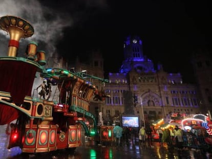 Una de las carrozas de la cabalgata de Reyes de Madrid a su llegada al Palacio de Cibeles, el año pasado