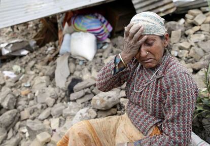 Una mujer, frente a las ruinas de su casa a las afueras de Katmandú, este lunes.